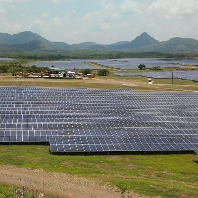 Instalacje fotowoltaiczne na gruncie: wady i zalety